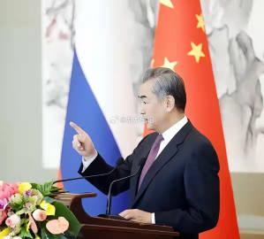“中方绝不可能坐视俄罗斯被放倒。”这句话，最近在西方外交圈疯传。有人说这是王毅亲