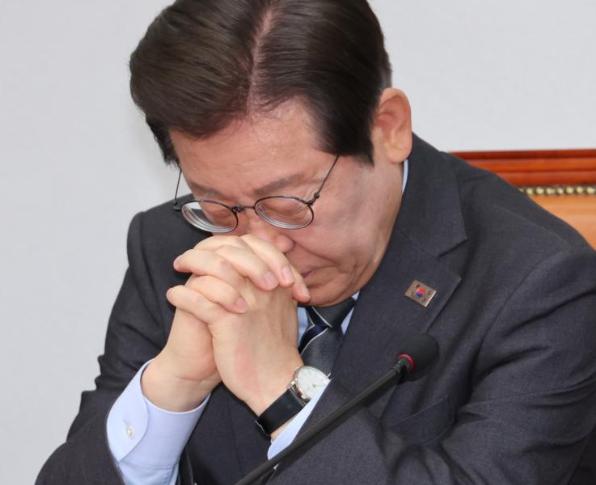 韩国总统李在明干了两件大事：一是宣布将三八线前沿驻军从2.2万人裁到6000人，