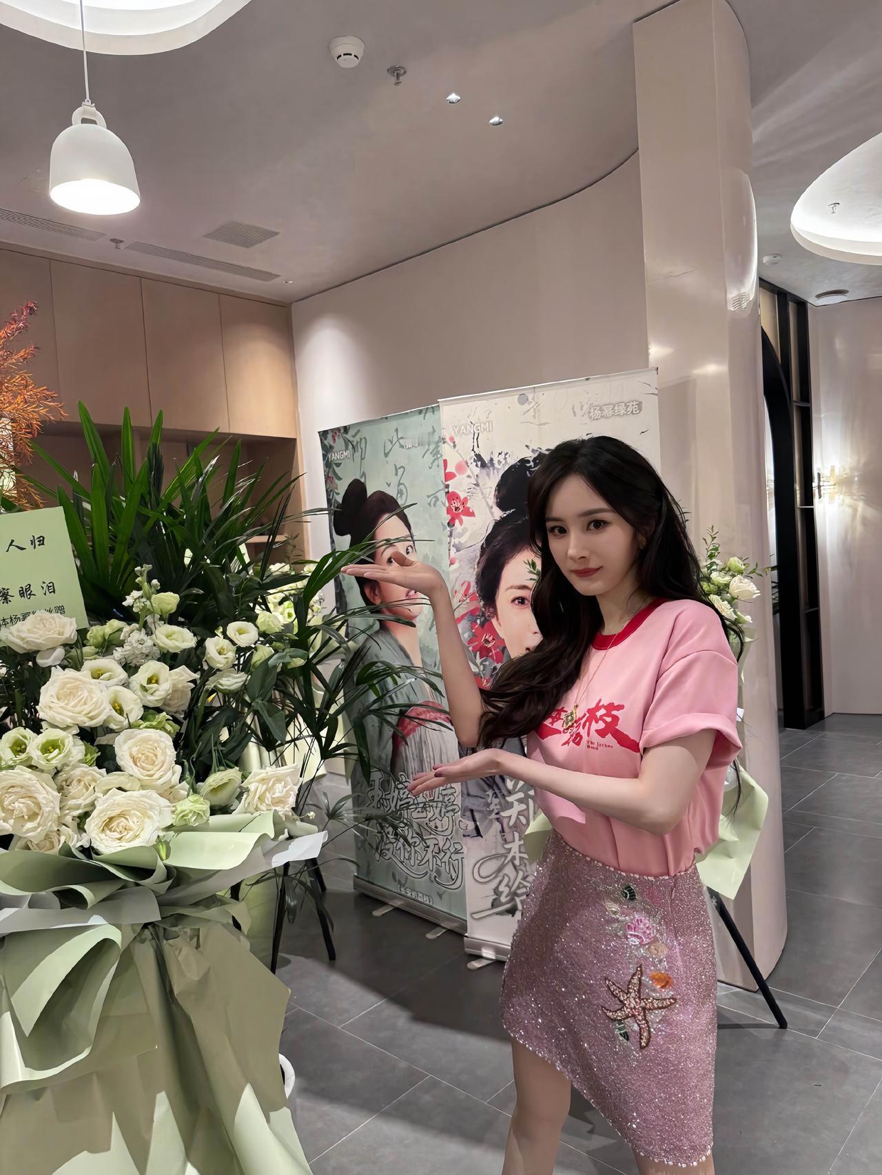 近日，杨幂参加活动美照，粉色系搭配真的好美，瘦瘦的身材，还有少女般的感觉。杨幂 