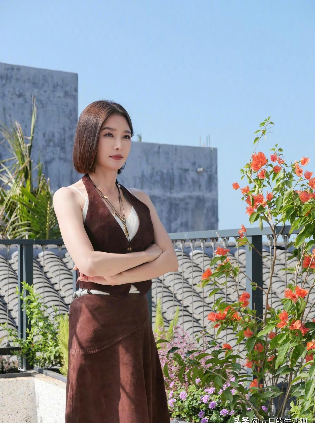 秦岚夜里直奔魏大勋小区，一晚没出来？
台上零互动装不熟，台下直接住一宿，这反差