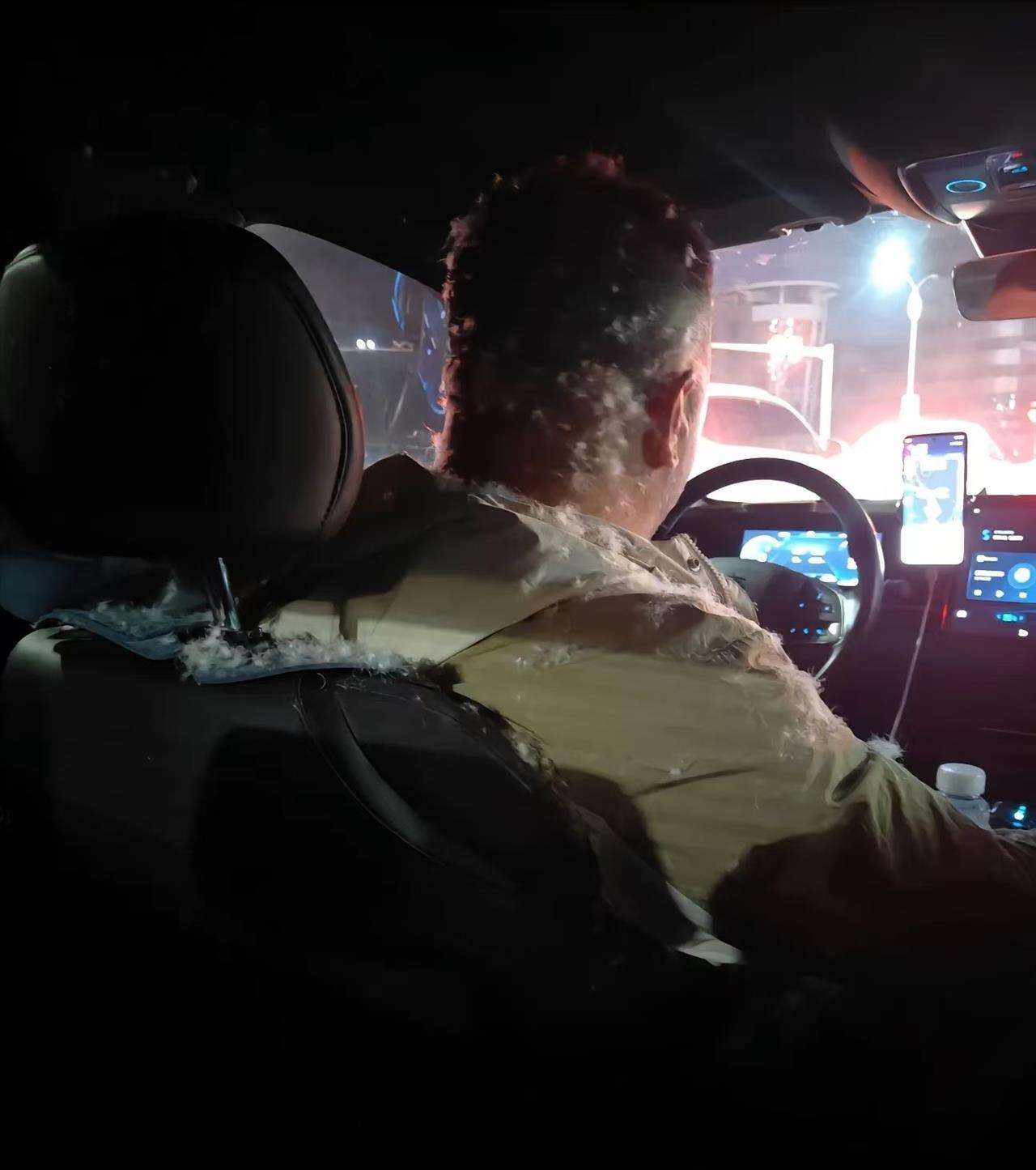 “羽绒服竟会“爆炸”！”河北一男子刚上车羽绒服突然“爆炸”，满车羽绒乱飞司机秒变