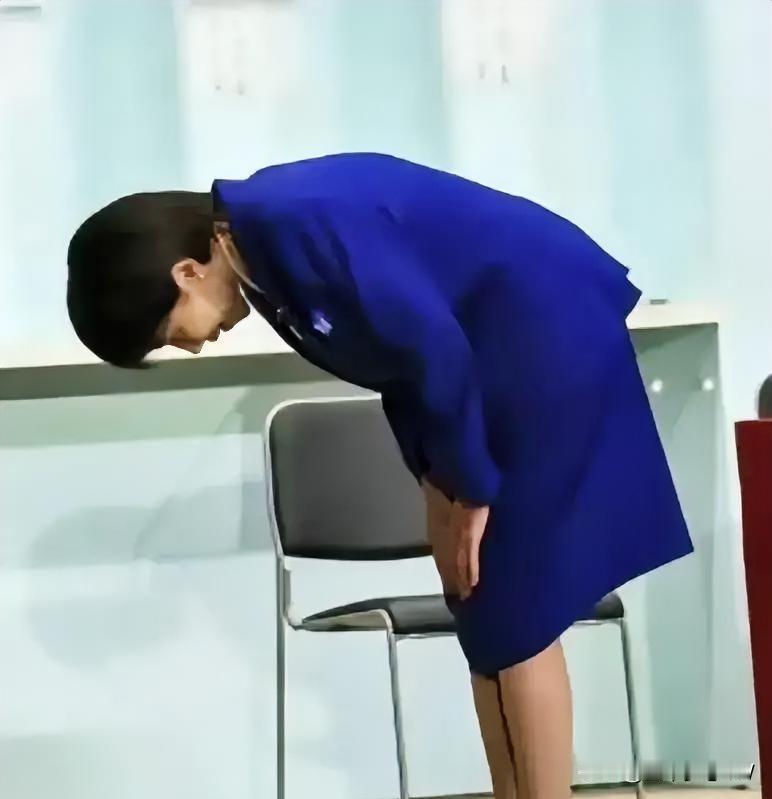 这也许是烟雾弹，据悉，有人举报高市早苗违规收企业捐款250万日元，折合人民币11