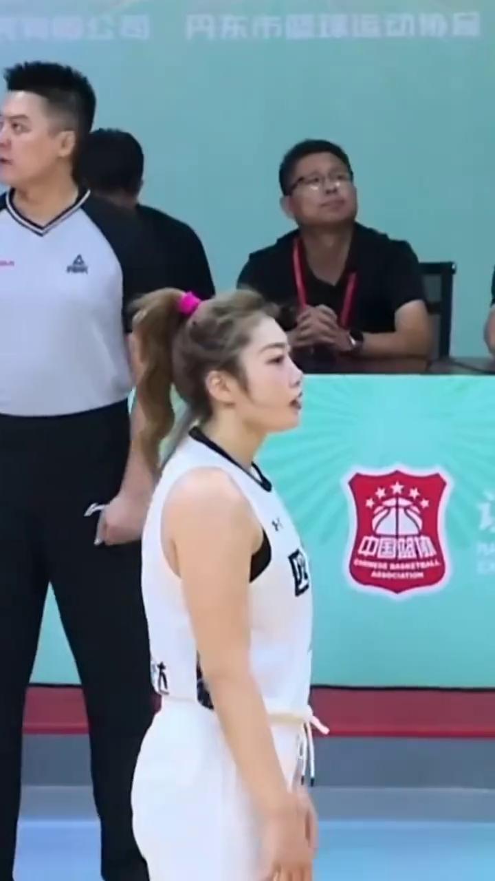 顶级竞争。
李梦硬核对抗的标签绝非简单形容，而是赛场硬核实力的直观写照。一百八十