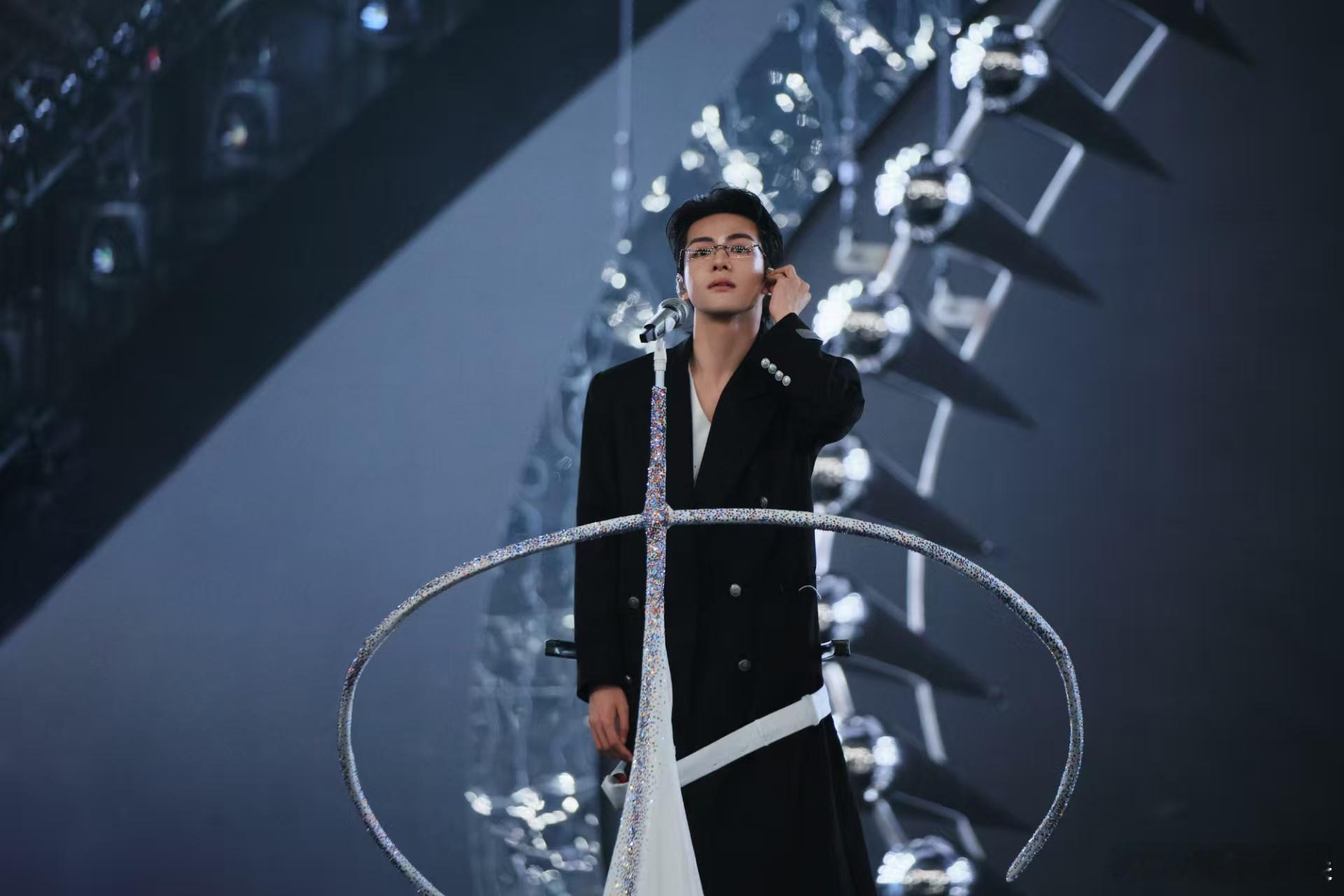 曾舜晞江苏跨年彩排图曾舜晞江苏跨年晚会造型曾舜晞江苏跨年晚会造型，好看