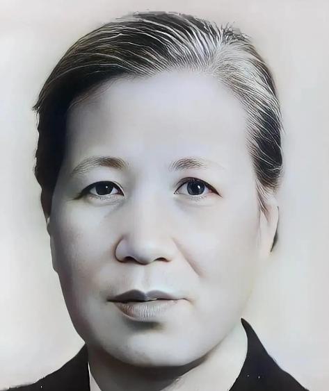 1929年，18岁新娘帮丈夫整好衣领，柔声送他出门，丈夫刚拐进巷口，一声枪响倒在
