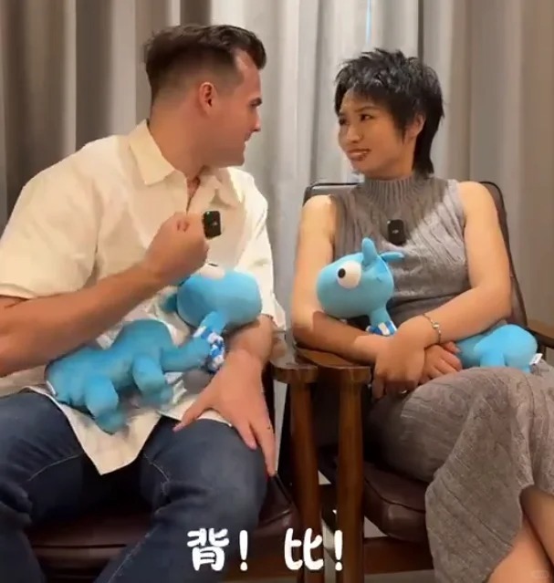 小鹿养流浪狗是因为童年缺爱从犹豫纠结到坚定收养，小鹿对墨尔本的偏爱太治愈！她比谁