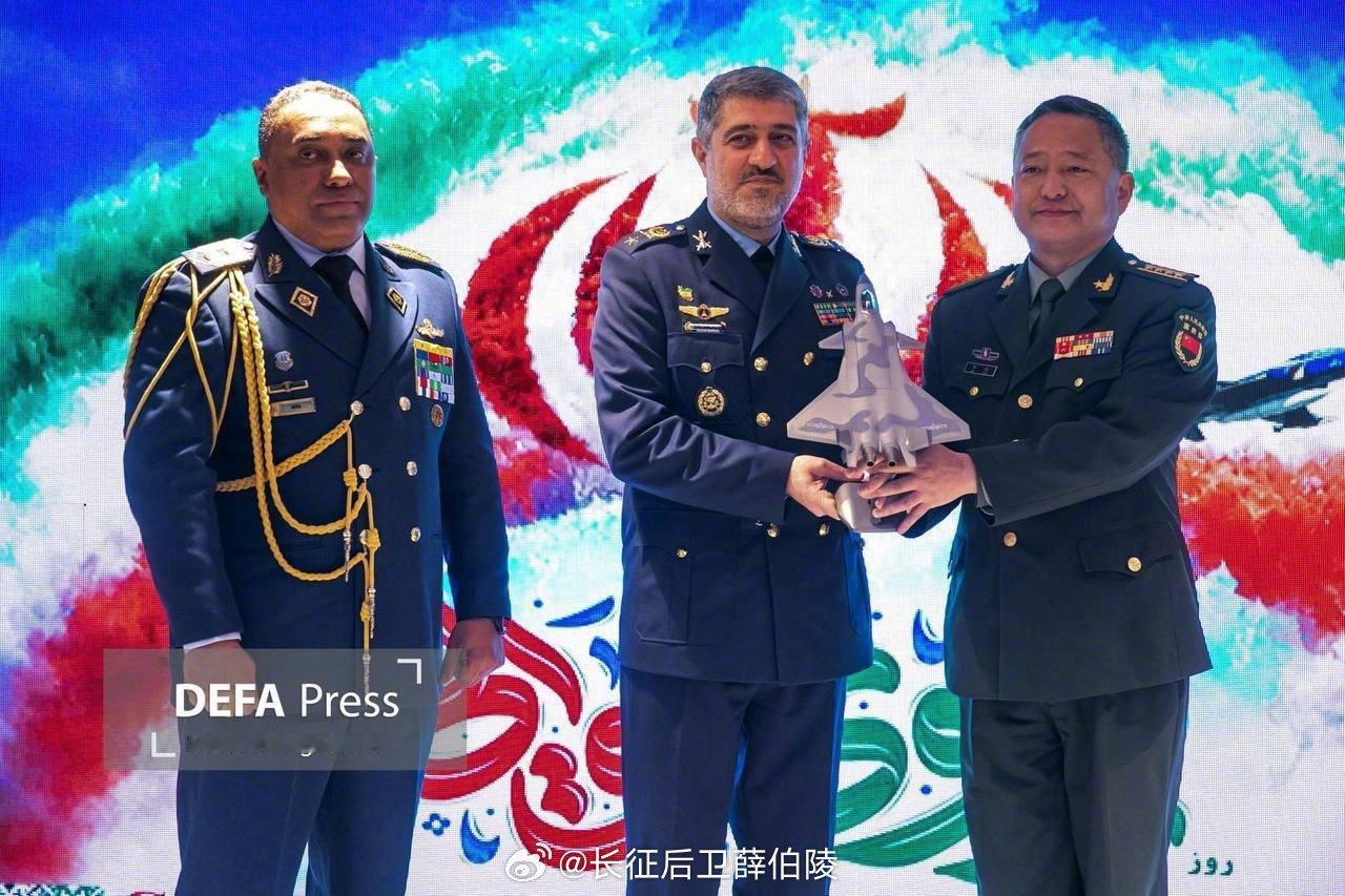 中国驻伊朗武官向伊朗空军司令赠送了中国第五代隐形战斗机歼-20的模型。 