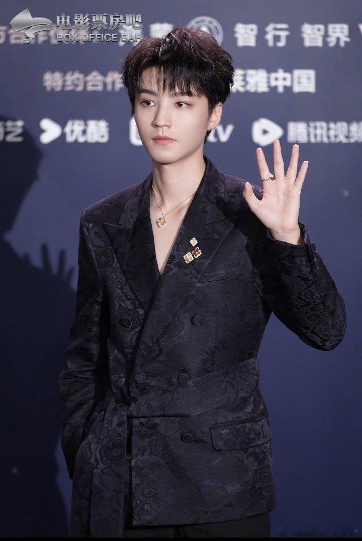 王俊凯P领口别人上热搜：造型封神。王俊凯上热搜：工作室把领口P小了。粉丝一边舔屏