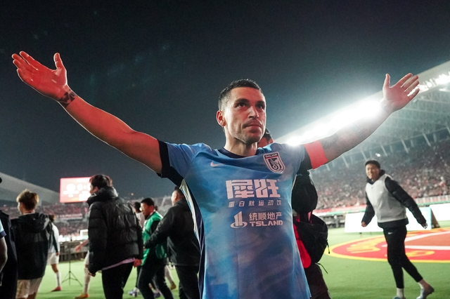 斯坦丘：胜利送给大连远征球迷，今天感觉像是在主场作战