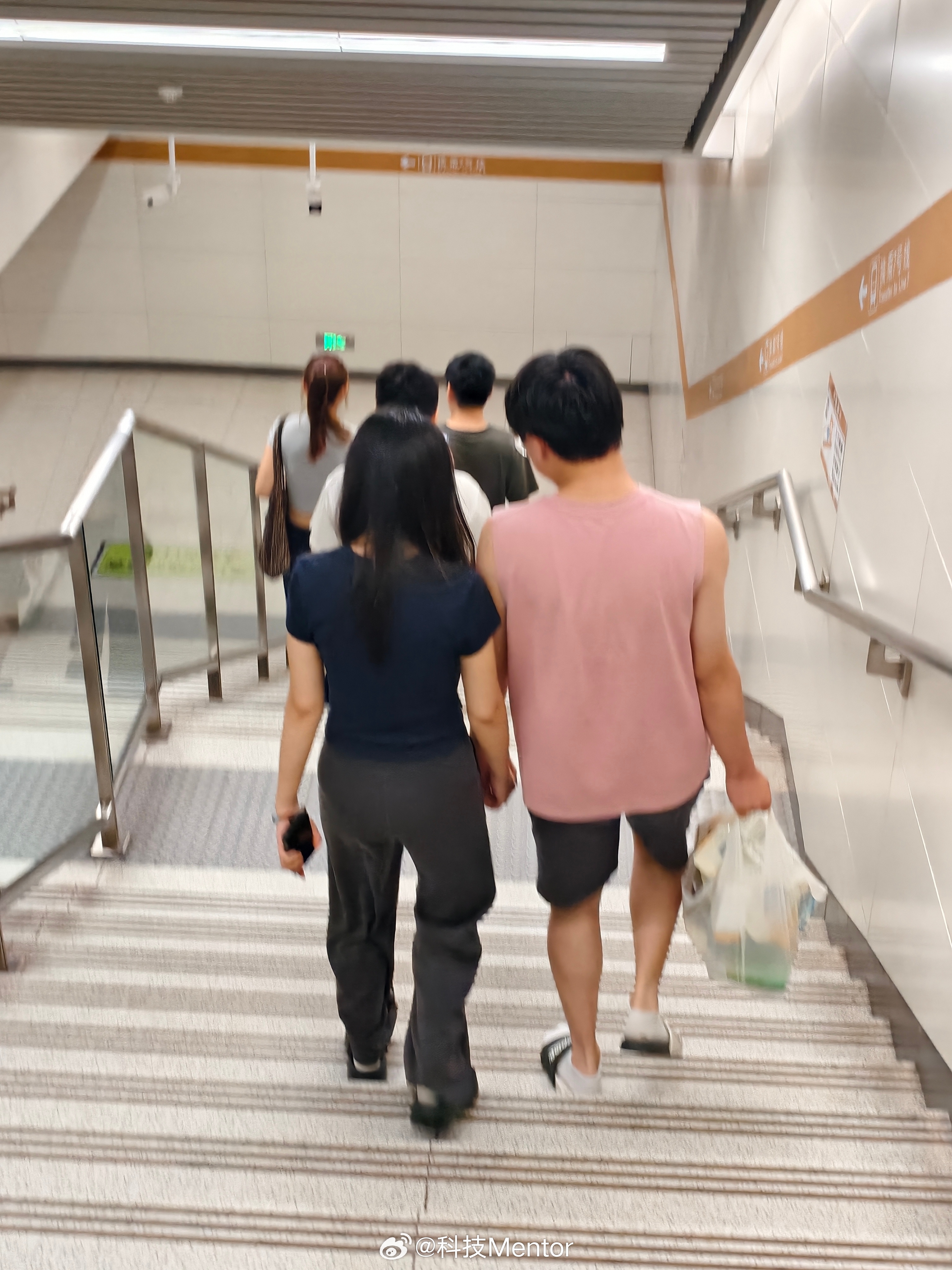 弱弱的问问各位已婚人士，结婚后还会这样牵手吗？