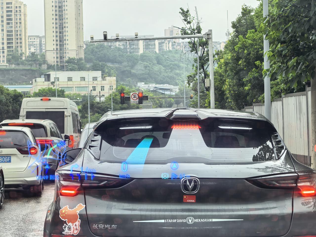 一台影豹，一台UNI-T，一路彪着走，互相竞技，只能说国产车改变了这个格局，换以