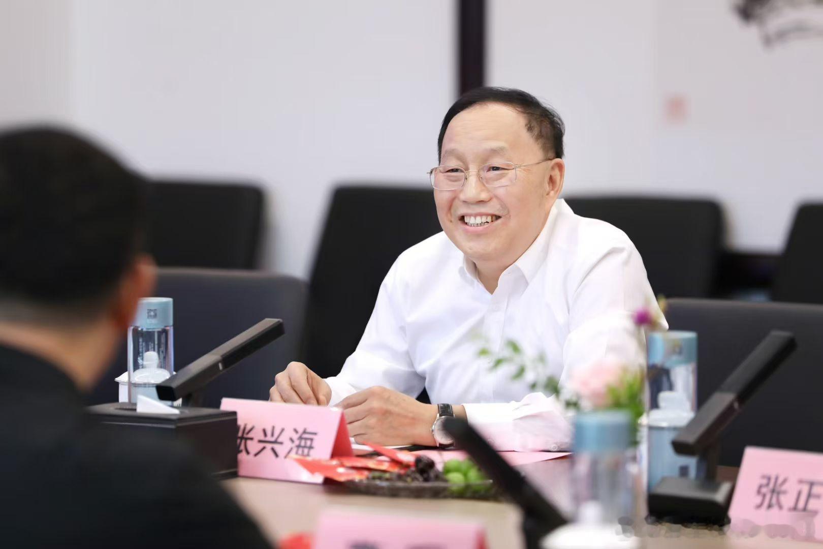“新汽车”致敬“新教育”，问界M9福耀科技大学交车仪式 圆满举行，共绘高端产业链