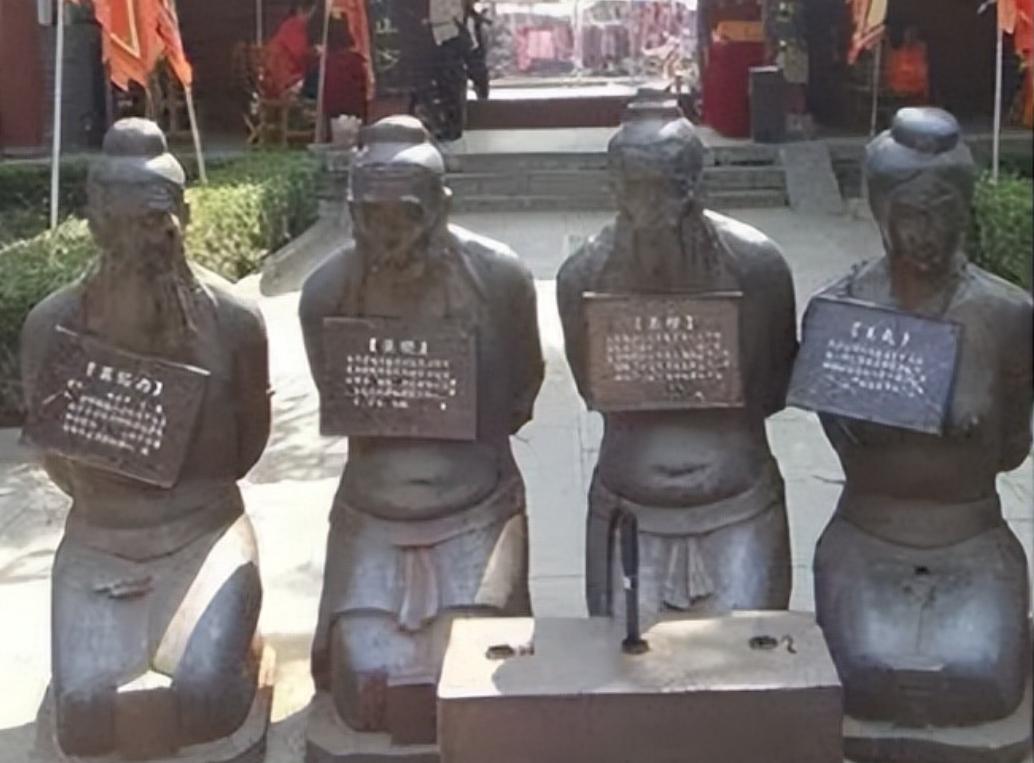 1142年，岳飞被关押在临安大理寺监狱时，被两根大铁棒残忍的夹碎胸膛而死。死后无
