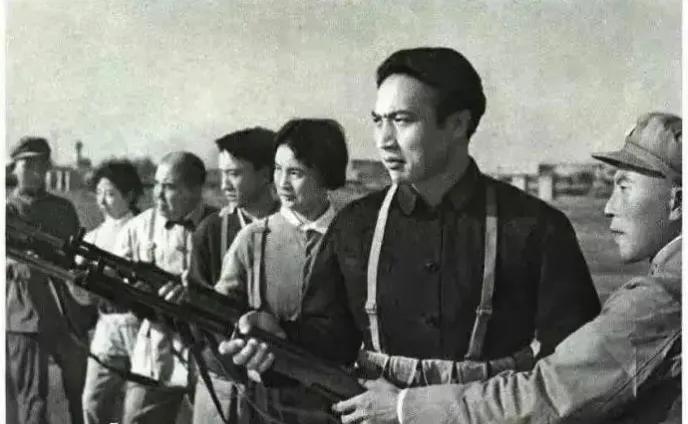 这张照片，据说是当年的京剧演员到部队体验生活，这像在练习刺杀的动作。照片上的演员