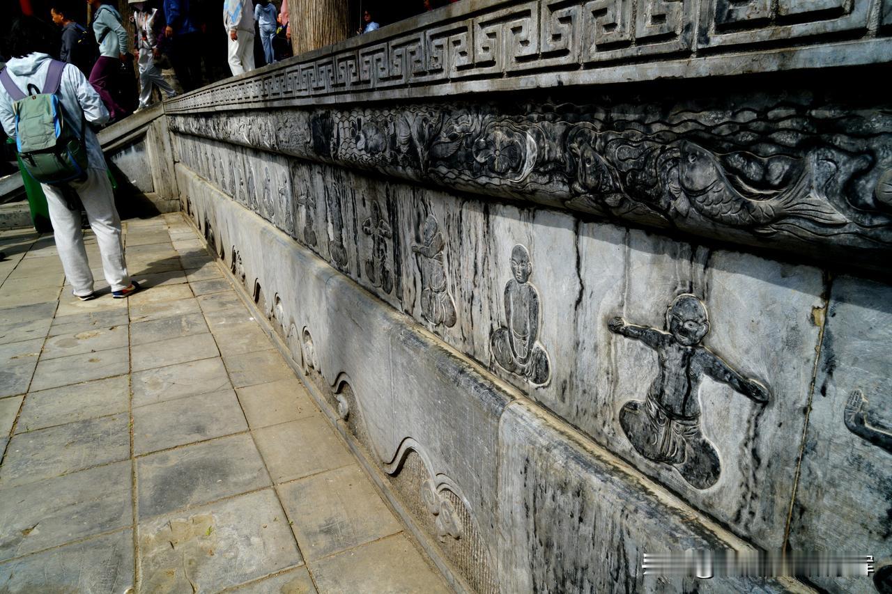 拍摄于少林寺立雪亭台基基座，雕刻内容为《易筋经》武功图谱浮雕。