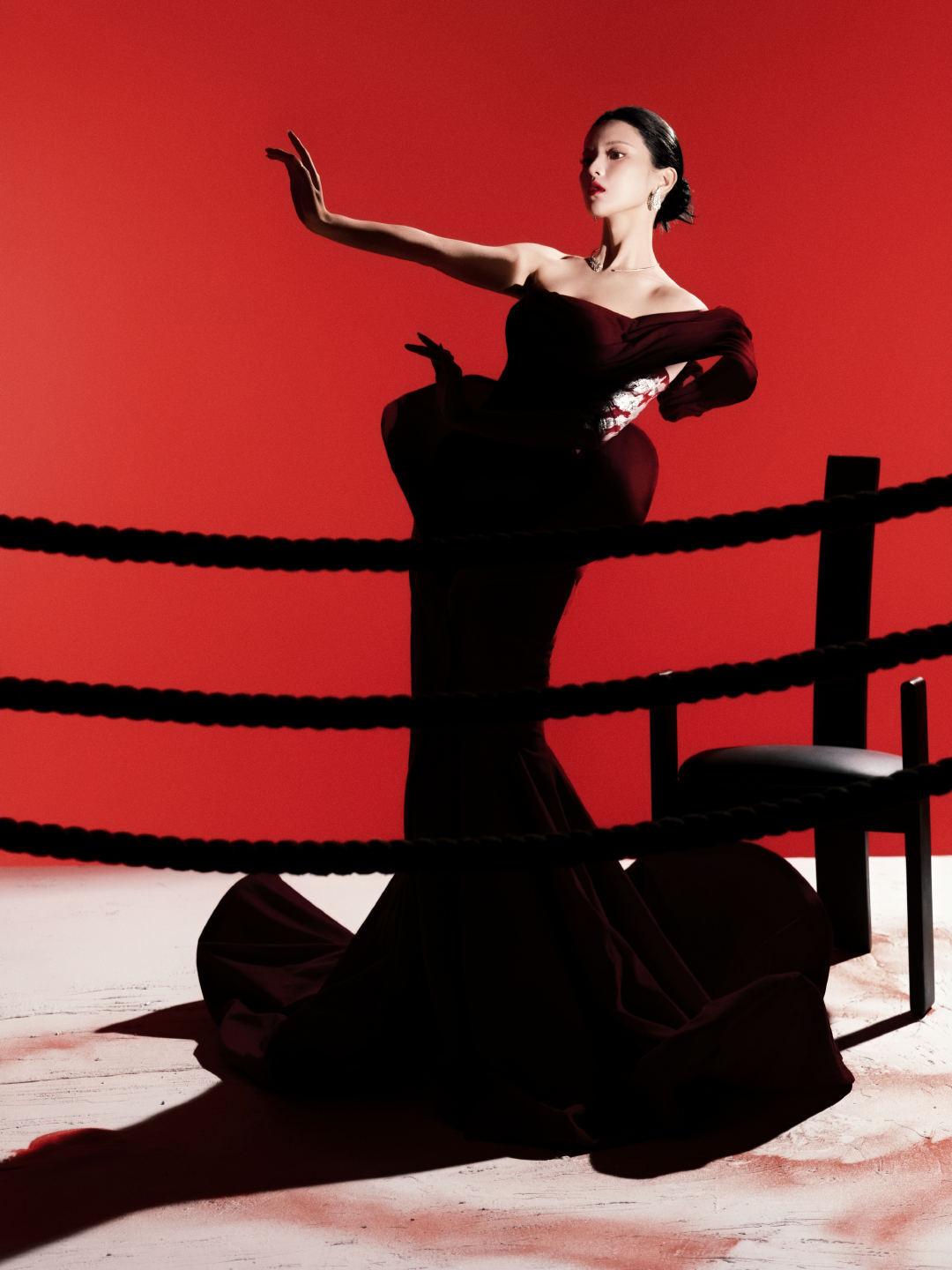 杨超越｜微博视界大会红毯造型出图，身穿越南设计师品牌长裙，佩戴Boucheron