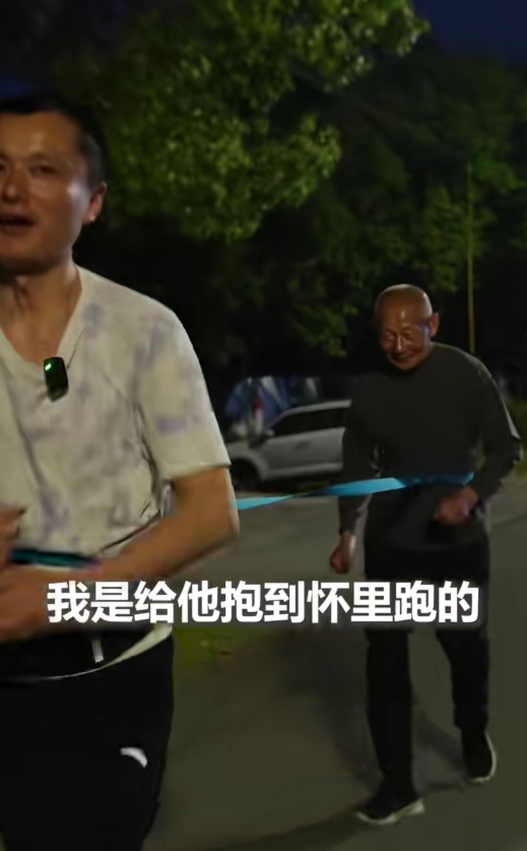 全网都觉得他很厉害，他说他的父亲更厉害。这个在跑步的大哥，他带了一根牵引绳，牵着