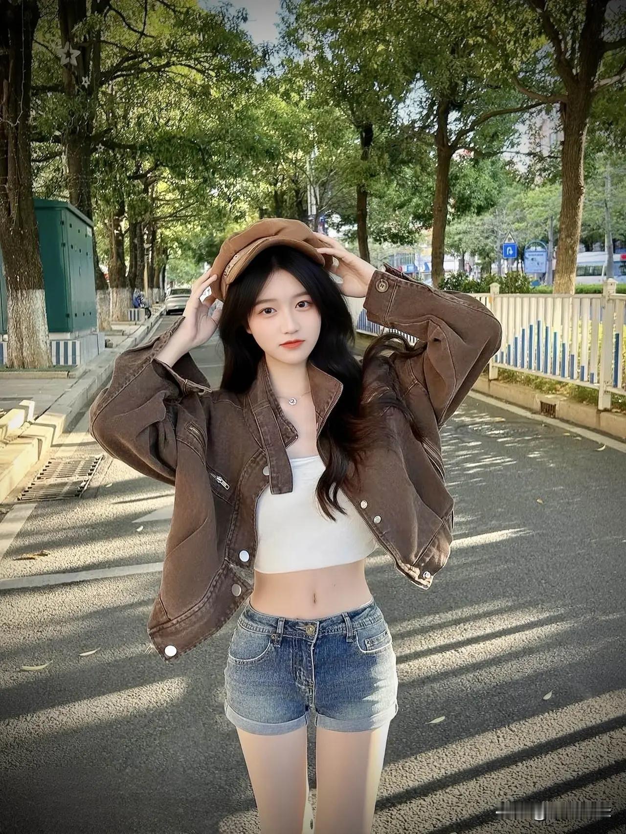 青衫拂面风，笑语入云中。