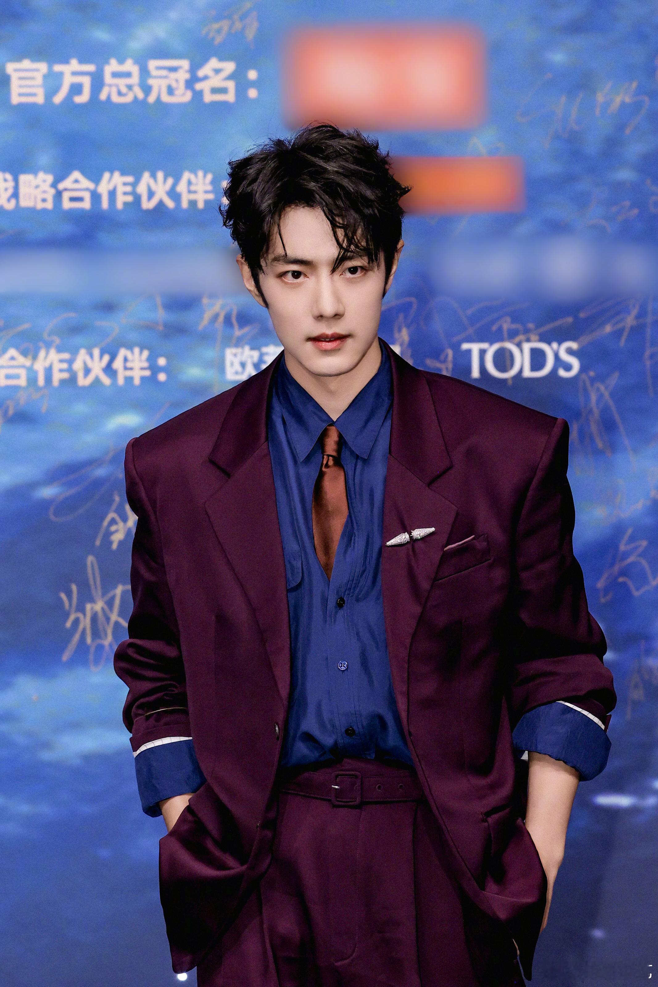 肖战微博之夜红毯现场图肖战 红毯的神 微博之夜红毯现场图来也~就这样闪耀现场！