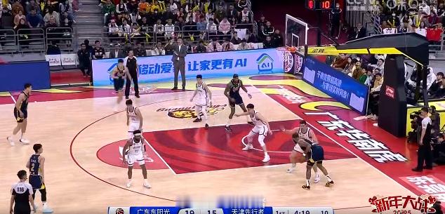 宏远这球。。。。。。没有小外，胡明轩受伤，你打转换都没有第二个人能持球冲击篮筐。