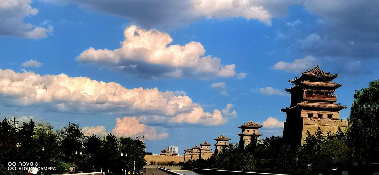 #随手拍大同古城#（原创）
蓝天白云下雄伟壮观大同古城
古城上的箭楼就好像是一个