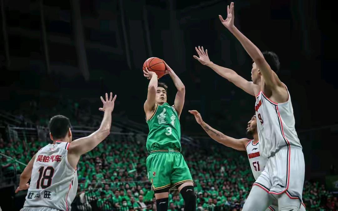 新疆男篮内线双塔有优势，和辽宁锋线不吃亏，可惜赵睿受伤了。
第一，新疆男篮无论是