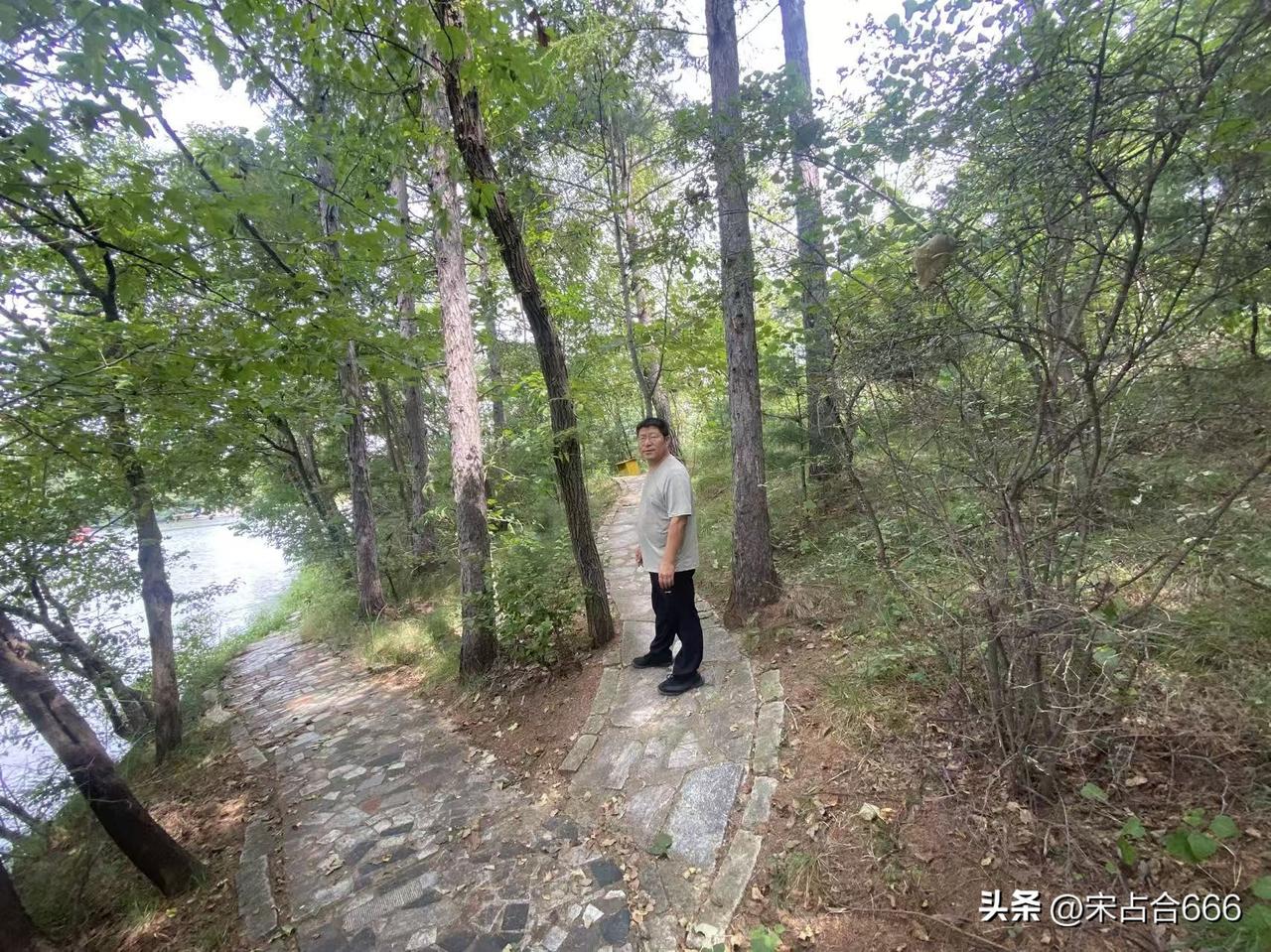 今天早晨妻子让我把身份证放在楼下一家超市里，她要给我买慢病药品。于是我拿着身份证