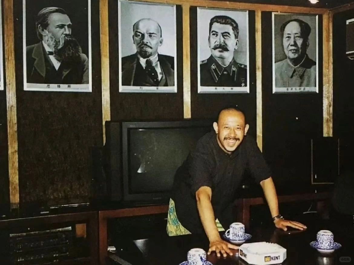 1995年，姜文在他位于北京的办公室里。
