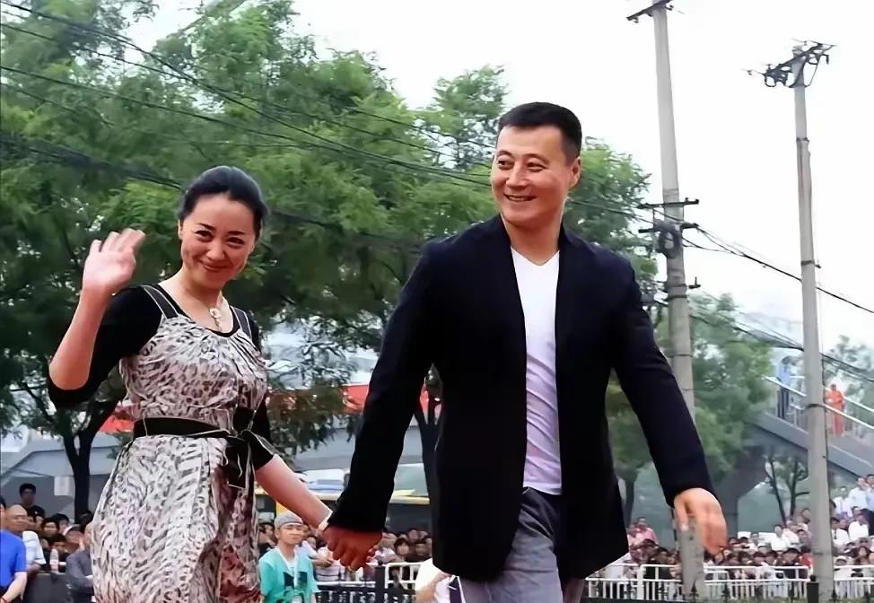 他们夫妻俩什么都不用干，走一圈就能收获众多好评！也不知道他们究竟哪里做得足够好，