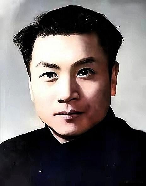 1944年，一地下党入狱后被汉奸认出，只好求狱友将他勒死，没想到，将死之时，他却