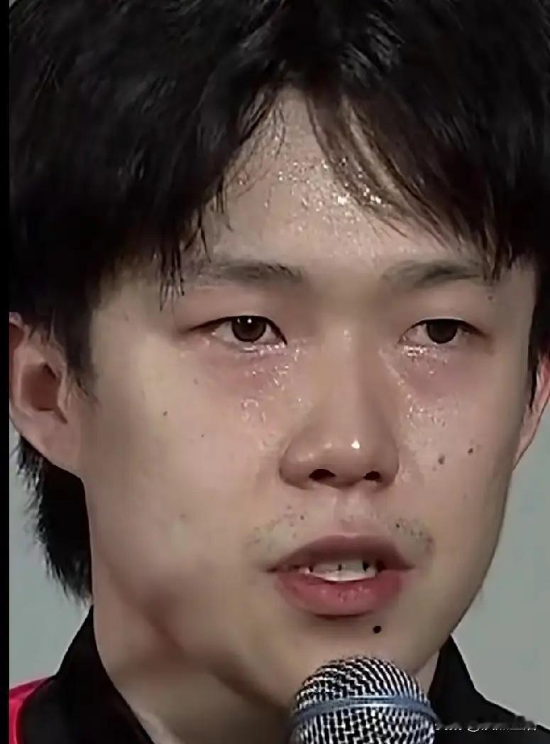 拿他当啥使的啊！这还是个富人家的孩子。咋舍得的？

当年也是拿许昕这么使唤的！太