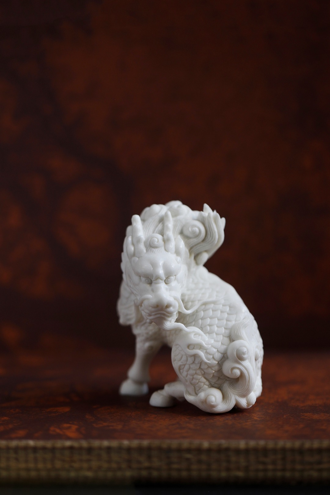 鹿角 | 麒麟质地细腻润泽，手工雕刻，鳞甲铮张，皆透灵动气韵；置案赏玩、亦有招财