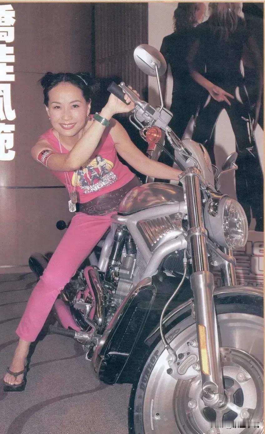 叶童这造型与哪吒造型有点类似，不同的是她脚穿人字拖，而哪吒却是脚踏风火轮。