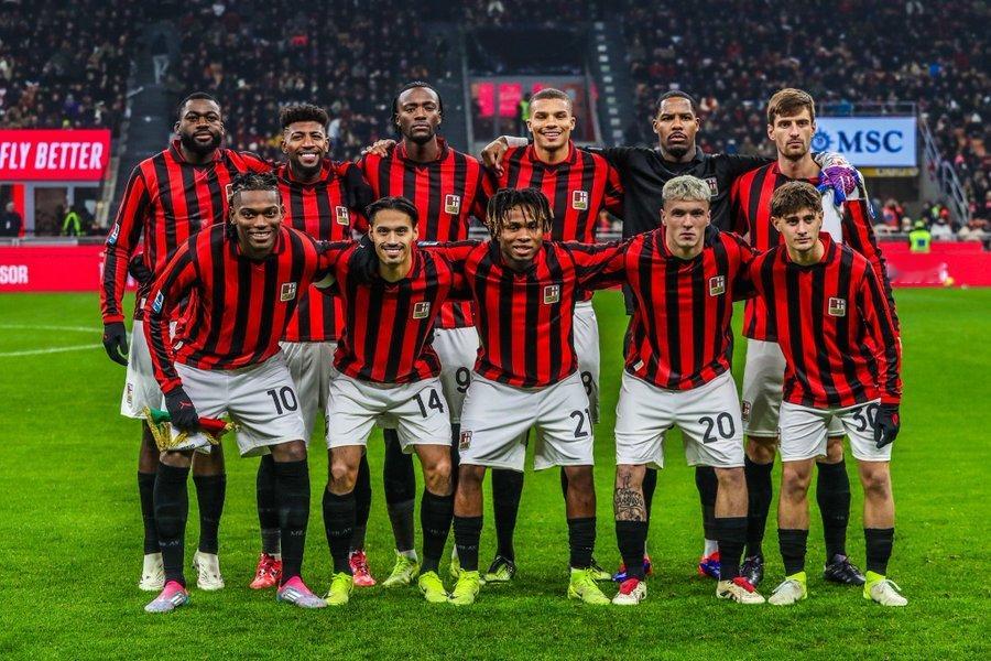 ❤️🖤米兰今晚身穿复古风格的球衣，庆祝建队 125 周年！ 😍 