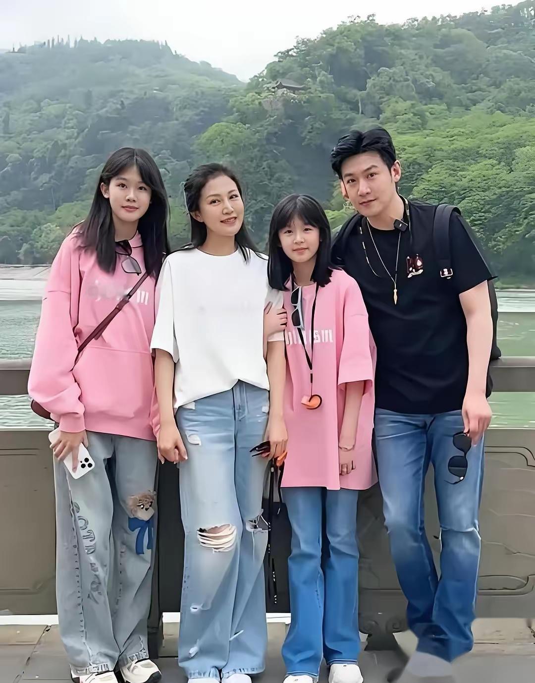 点开这张图，一眼就锁定了鲍蕾。破洞牛仔裤、清爽短发、脸上几乎没皱纹，站在女儿贝儿