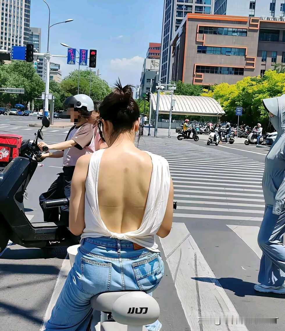 她在大街上穿成这样子，泰然自若，内心一定非常强大
她的内心肯定很强大吧！
上班的