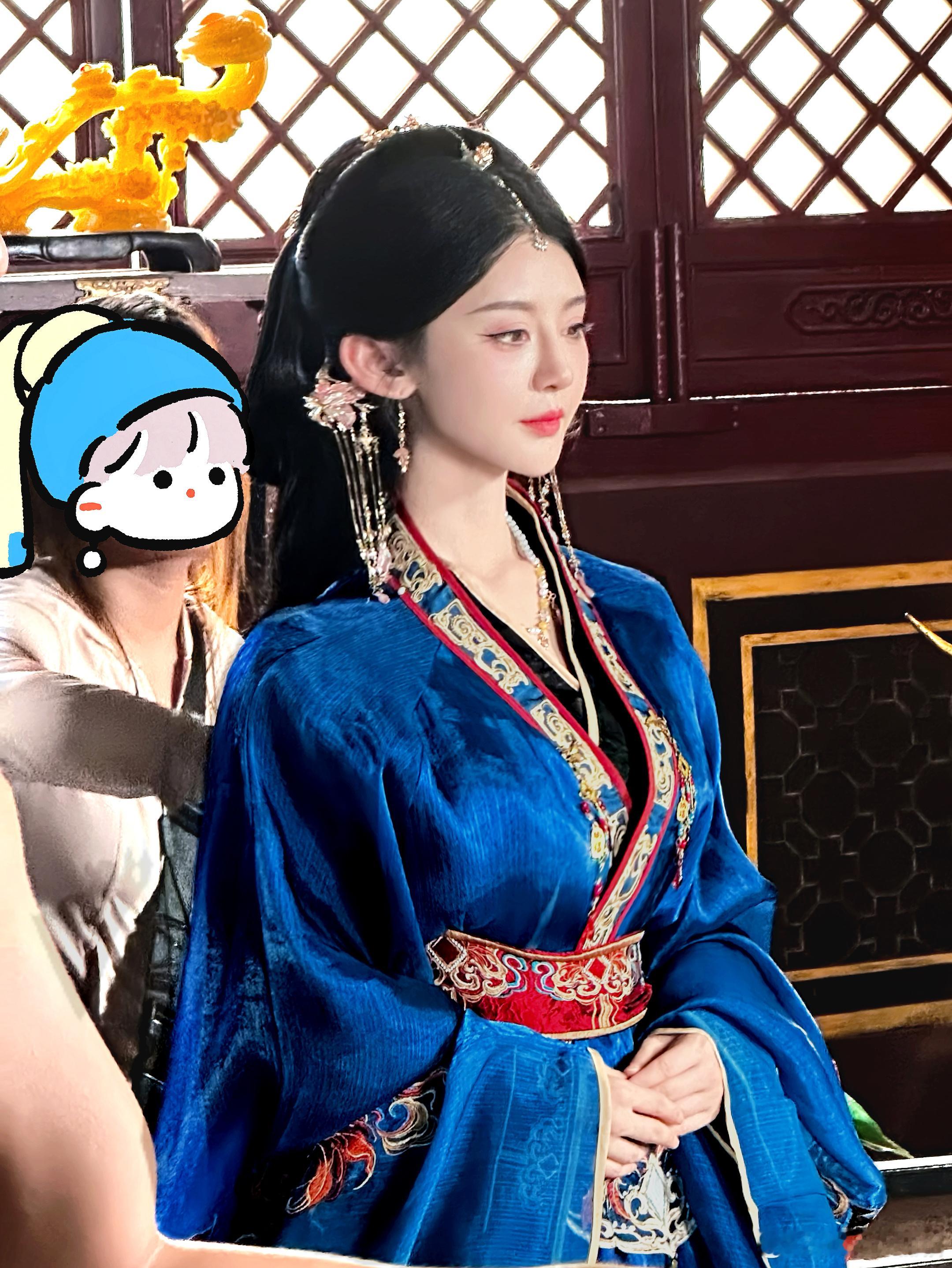 演员胡珈怡[超话] 魏婵老师，你笑和不笑的感觉差别挺大~ ​​​