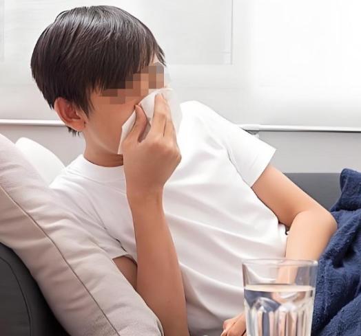 甘肃，一18岁女孩与男友酒店开房，可两人发生关系时，男友突然哮喘发作，女孩又惊又