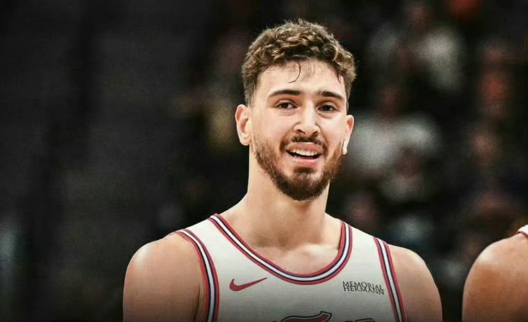 看到一个评论，说申京打球黏黏糊糊的 黄蜂vs火箭