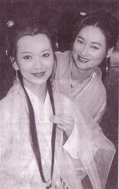 赵雅芝和惠英红，一张罕见的合影，这张黑白片场照拍摄于1994年的影视片场，是《状
