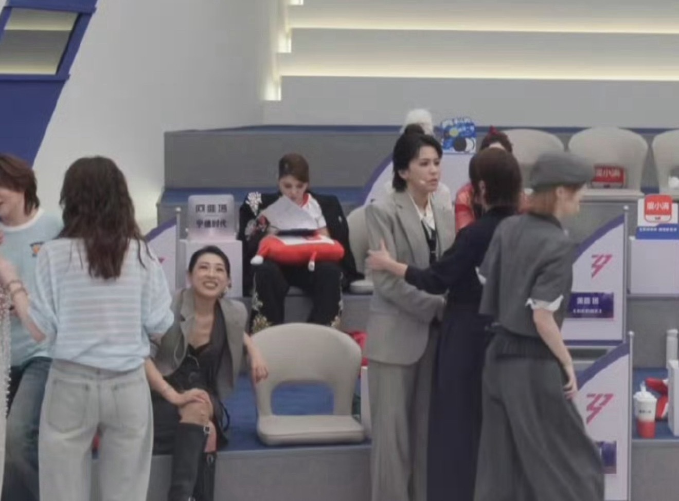 乌兰图雅老师还在背歌词呢浪姐一公直播