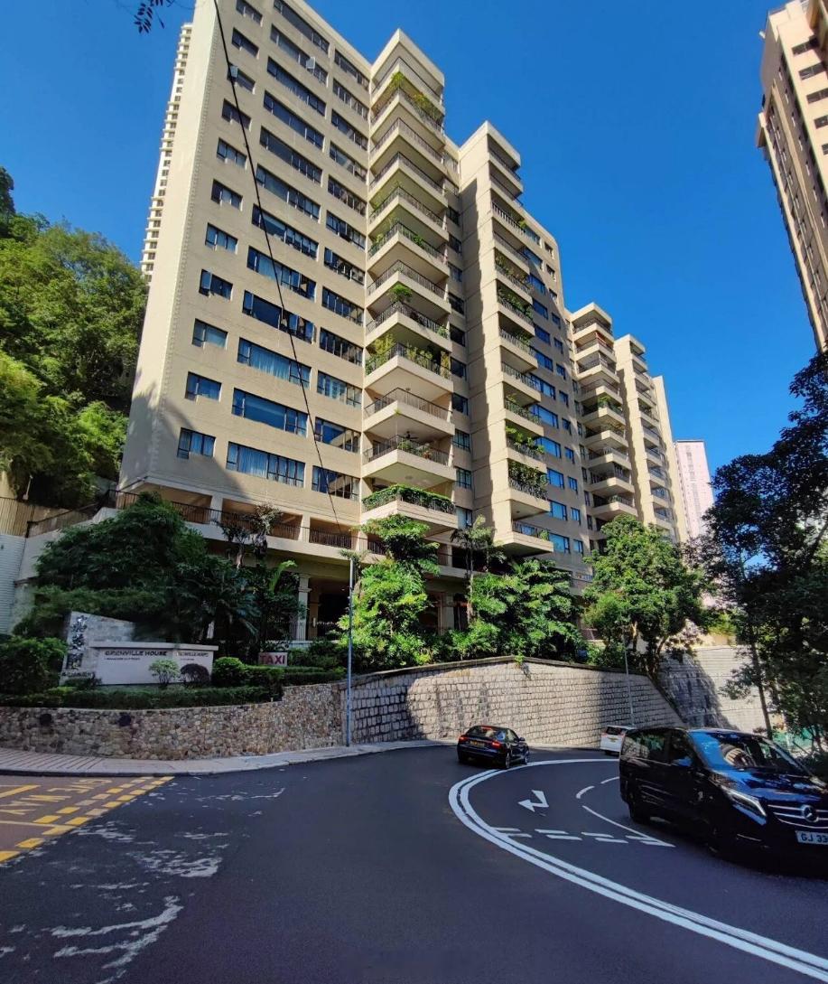 影帝张家辉最新以1.32亿港元卖出手中豪宅，持货9年，账面赚了100万。中半山嘉