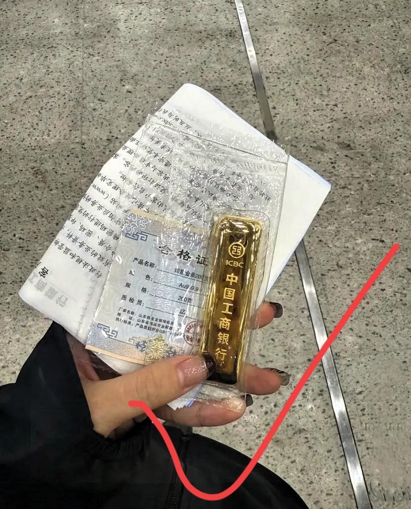 昨天买黄金的人，
估计今天大腿都要拍肿了，
6月10日，金价突然从930一克跌到