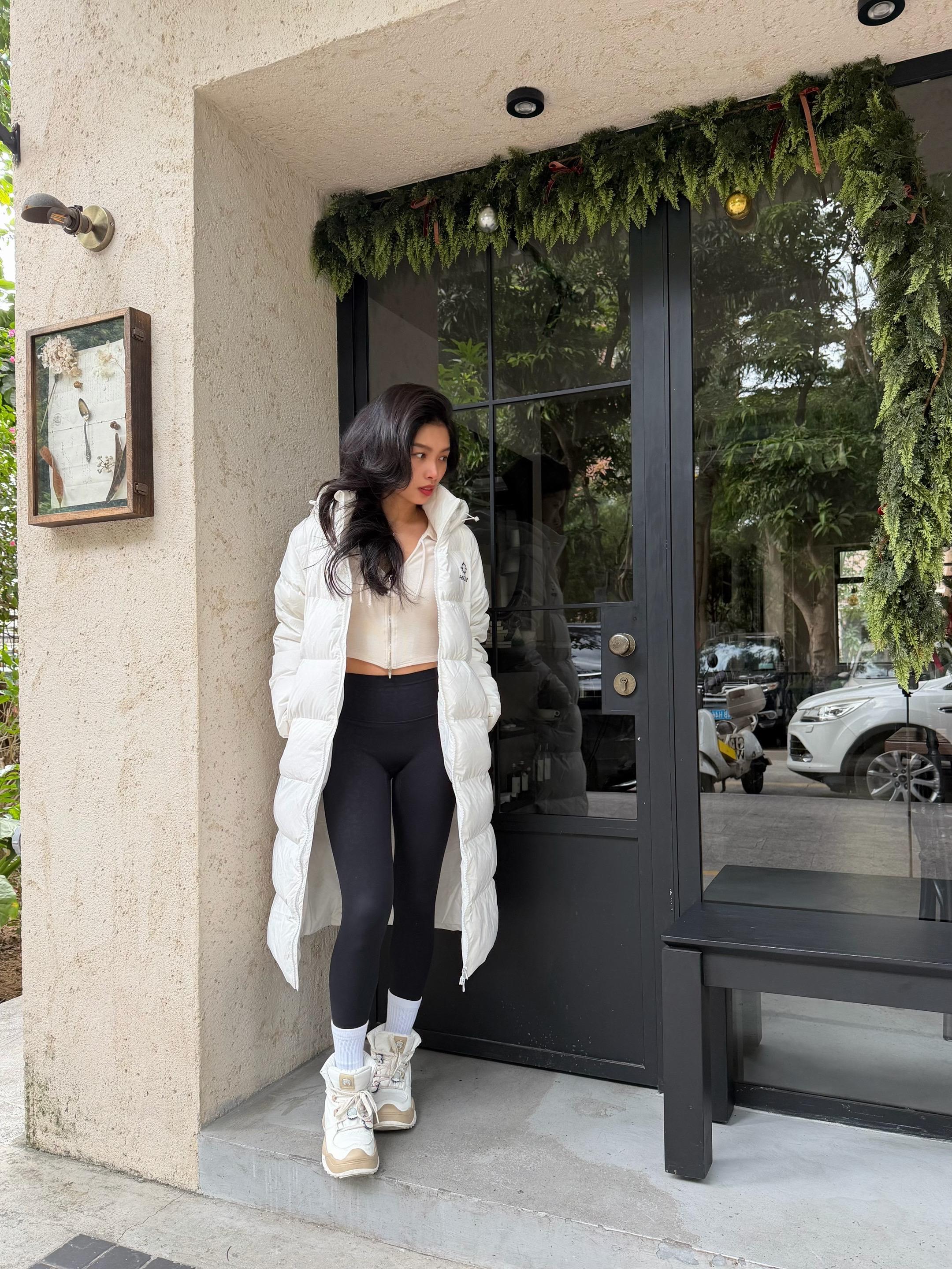 冬日里的一抹「温润光泽」。是那种雪白里的纯白色，自带柔光效果。 在冬日...