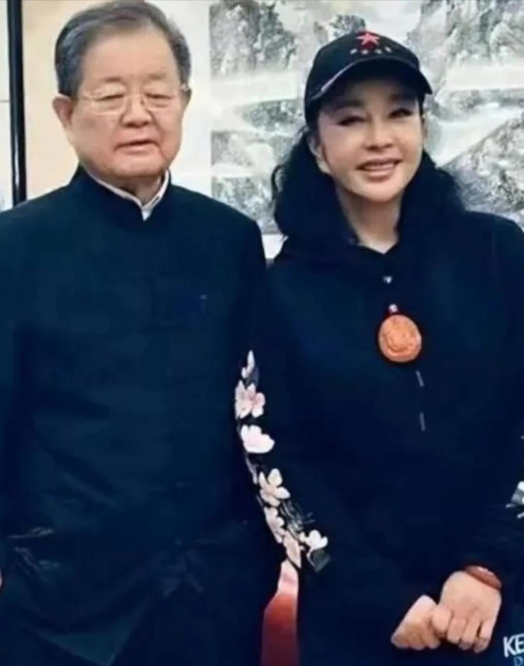 刘晓庆回老家选墓地的事火了，图片中，刘晓庆和丈夫站在一起，态度谦逊有礼，面带微笑