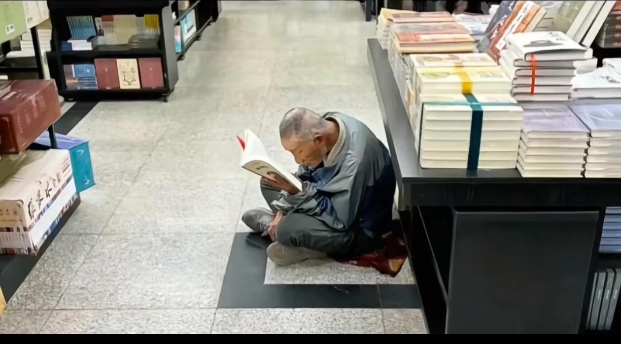 市民投诉图书馆里有流浪汉，馆长一句话刷屏全网：我无法拒绝他们进来读书，但您有权利