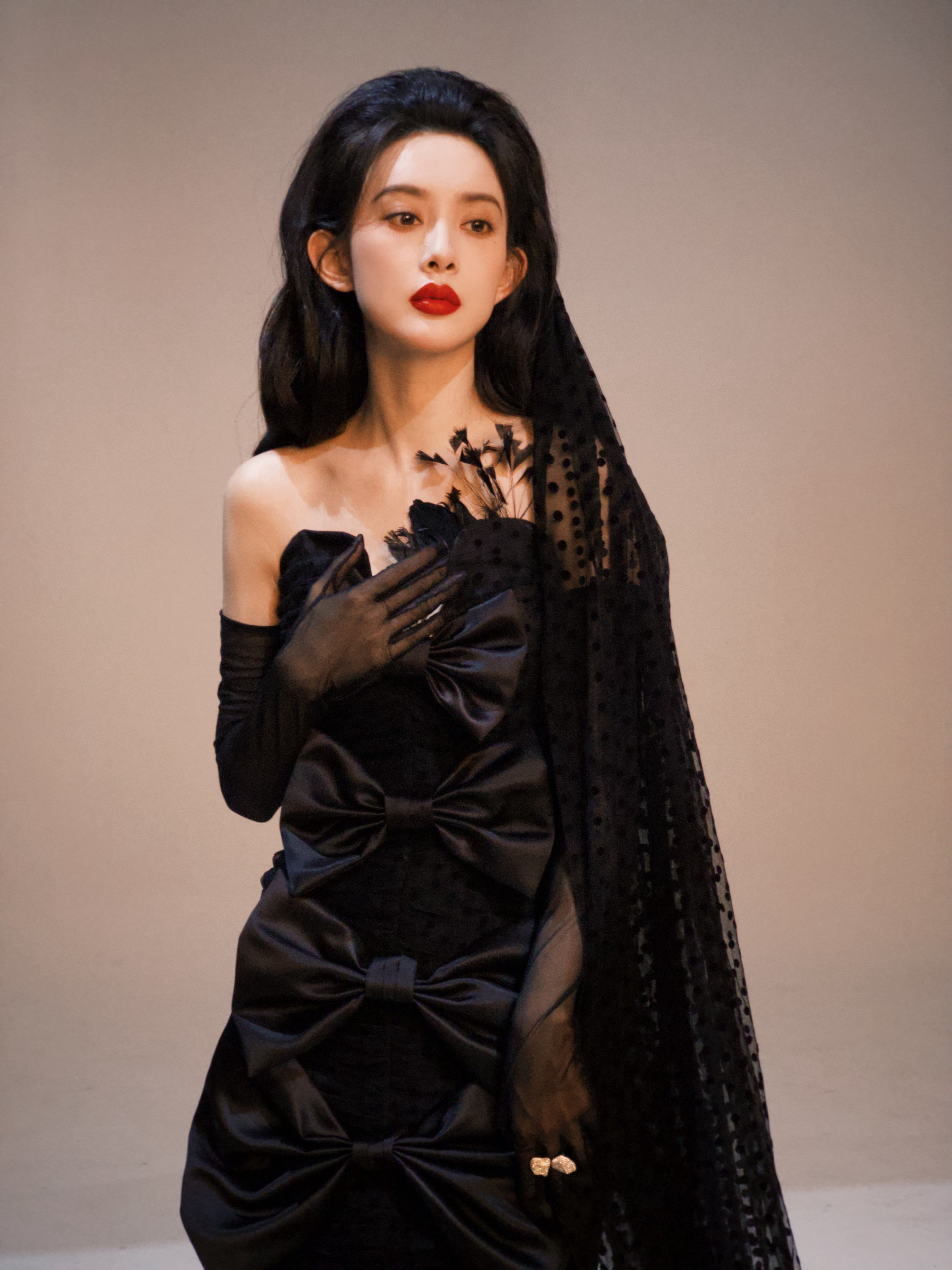 #孟子义首穿高定# 恭喜孟子义，这组照片真的好神[打call]孟姐的美貌和高定礼