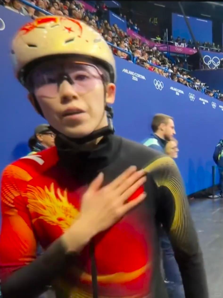 范可新米兰冬奥会单项比赛谢幕最后摸了摸胸前的国旗四战奥运的老将辛苦了范可新三人碰