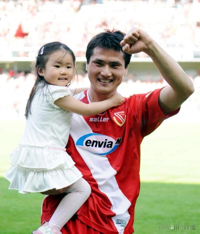 邵佳一当选国足新帅，他能带领国足崛起吗？挺让人期待的！

邵佳一球员生涯很辉煌，