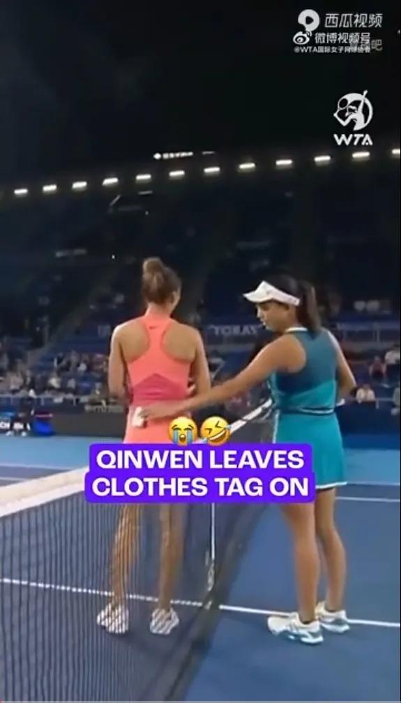 #郑钦文衣服吊牌没摘 对手善意提醒#
是的，日前WTA500东京站第二轮比赛中，